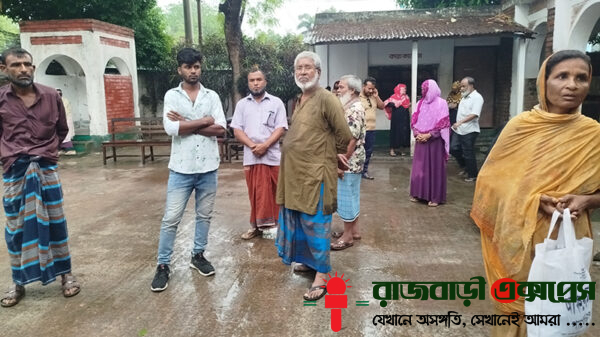 রাজবাড়ী জেলা কারাগারে দর্শনার্থীদের চরম ভোগান্তি, বসার জায়গার অভাবে বিড়ম্বনায় স্বজনরা