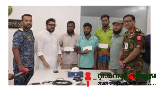 অভিযানে রিকশা হারানো ৩ চালক পেলেন ৫০ হাজার টাকা করে অনুদান