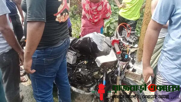 রাজবাড়ীর সদর উপজেলায় ট্রাক ও মোটরসাইকেলের মুখোমুখি সংঘর্ষে আল আমিন সরদার (২২) নামে এক জুট মিল শ্রমিক নিহত হয়েছেন। এ ঘটনায় গুরুতর আহত হয়েছেন আরও দুই শ্রমিক