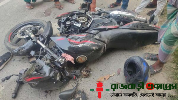 রাজবাড়ীর বালিয়াকান্দি উপজেলায় চাচার বৌভাতের অনুষ্ঠানের জন্য গ্লাস আনতে গিয়ে সড়ক দুর্ঘটনায় প্রাণ হারিয়েছেন প্রণয় সরকার (২৫) নামের এক যুবক। তার মৃত্যুর খবরে বিয়ের