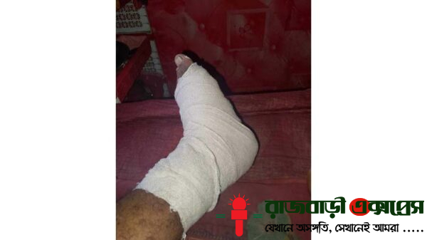 রাজবাড়ীর পাংশা উপজেলায় চাঁদা না দেওয়ায় এক ব্যবসায়ীসহ তিনজনকে মারধরের অভিযোগ উঠেছে। শুক্রবার (৯ মে) বিকেলে উপজেলার মৌরাট ইউনিয়নের মালঞ্চি ব্রিজ