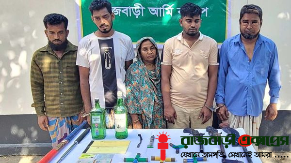 রাজবাড়ীর কালুখালী উপজেলার সাওরাইল এলাকায় যৌথ বাহিনীর পরিচালিত এক অভিযানে বিপুল পরিমাণ আগ্নেয়াস্ত্র, গোলাবারুদ এবং ডাকাতির সরঞ্জামসহ চিহ্নিত ডাকাত ও চাঁদাবাজ