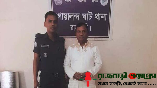 রাজবাড়ীর গোয়ালন্দ উপজেলার দৌলতদিয়া মডেল হাইস্কুলে অনুষ্ঠিত একটি গোপন বৈঠকে পুলিশি অভিযান চালিয়ে উপজেলা আওয়ামী লীগের যুগ্ম সাধারণ সম্পাদক মোহাম্মদ আলী