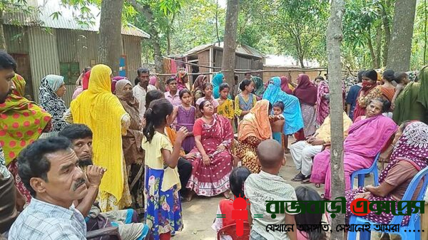রাজবাড়ী সদর উপজেলার রাজাপুর গ্রামে পানির মোটর চুরির অভিযোগ তুলে ঘর থেকে তুলে নিয়ে শাহিন শেখ ওরফে রুপল (৩০) নামের এক যুবককে পিটিয়ে হত্যার অভিযোগ উঠেছে।