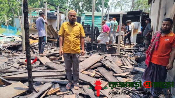 রাজবাড়ীর পাংশায় ফার্নিচার কারখানায় অগ্নিকাণ্ডের ঘটনা ঘটেছে। এতে ১৫ লক্ষাধিক টাকার ক্ষয়ক্ষতি হয়েছে বলে জানা গেছে। বৃহস্প‌তিবার রাত সাড়ে ১০ টার দি‌কে পৌর শহ‌রের বা‌রেক