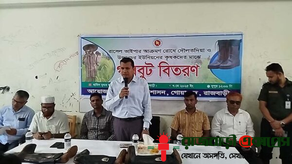রাজবাড়ী জেলার গোয়ালন্দ উপ‌জেলার পদ্মা পাড়ের বিস্তীর্ণ চরাঞ্চলে আবারও দেখা দিয়েছে ভয়ঙ্কর বিষধর সাপ রাসেল ভাইপারের (স্থানীয়ভাবে চন্দ্রবোড়া নামে পরিচিত) উপদ্রব।