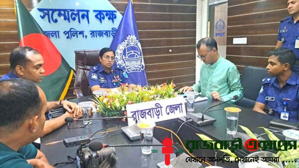 রাজবাড়ীর গোয়ালন্দে আলোচিত তিনটি পৃথক হত্যাকাণ্ডের ঘটনায় পুলিশ এখন পর্যন্ত ১৩ জনকে গ্রেপ্তার করেছে। সোমবার (০৫ মে) বিকেলে পুলিশ সুপারের কার্যালয়ে আয়োজিত