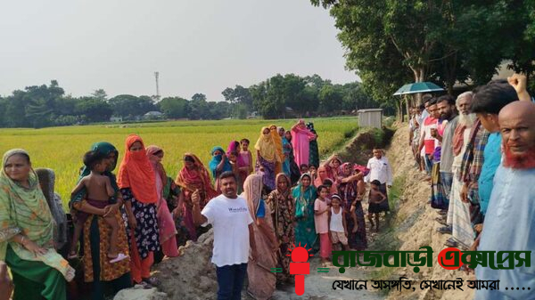 রাজবাড়ীর গোয়ালন্দ উপজেলার উজানচর ইউনিয়নের হাজি গফুর মণ্ডল পাড়া ও ভোলাই মাতুব্বর পাড়া সংযোগকারী একটি গুরুত্বপূর্ণ গ্রামীণ রাস্তার নির্মাণ কাজ একজনের
