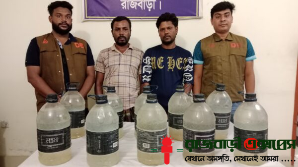 রাজবাড়ীর গোয়ালন্দঘাট উপজেলায় অভিযান চালিয়ে ১০০ লিটার দেশীয় তৈরি চোলাই মদসহ দুই মাদক ব্যবসায়ীকে গ্রেফতার করেছে জেলা গোয়েন্দা (ডিবি) পুলিশ।