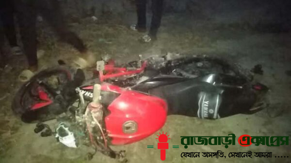 রাজবাড়ী শহরের ধুঞ্চী এলাকায় দ্রুতগতির মোটরসাইকেলের চাপায় মনসুরা বেগম (৫৫) নামে এক নারীর মর্মান্তিক মৃত্যু হয়েছে। বৃহস্পতিবার বিকেলে এ দুর্ঘটনাটি ঘটে। নিহত মনসুরা বেগম