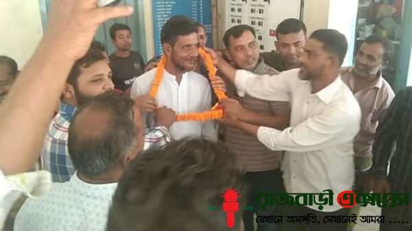 রাজবাড়ী সদর উপজেলার আলীপুর ইউনিয়ন পরিষদে প্যানেল চেয়ারম্যান নির্বাচন অনুষ্ঠিত হয়েছে। আজ ১ মে সকাল ১০টা থেকে ভোট গ্রহণ শুরু হয়। এ নির্বাচনে তিনজন মেম্বার প্রতিদ্বন্দ্বিতা