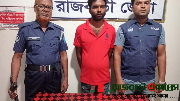 রাজবাড়ীর বালিয়াকান্দি থানা পুলিশের মাদকবিরোধী অভিযানে ২০ পিস ইয়াবাসহ এক মাদক ব্যবসায়ীকে গ্রেফতার করা হয়েছে।