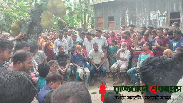 রাজবাড়ীর বালিয়াকান্দি উপজেলায় স্বামীর বিরুদ্ধে স্ত্রীকে শ্বাসরোধ করে হত্যার অভিযোগ উঠেছে। শুক্রবার (১৯ জুন ২০২৫) সকাল ৭টার দিকে উপজেলার বালিয়াকান্দি সদর
