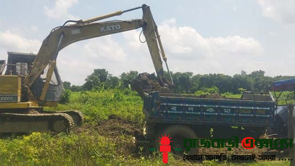 রাজবাড়ীর বালিয়াকান্দিতে প্রকাশ্যে দিবালোকে সরকারী খালের পাড় কেটে মাটি বিক্রি করছে এলাকার প্রভাবশালী একটি চক্র। মাটি কর্তন করতে গিয়ে বিদ্যুতের খুঁটি ভেঙ্গে ফেলায়