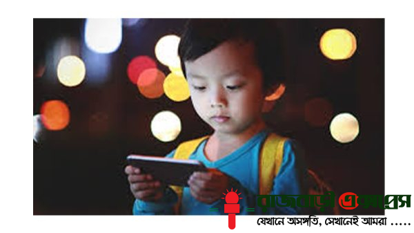 হাতে ফোন, মনে অশান্তি—বিশেষজ্ঞরা দিচ্ছেন সতর্কতা